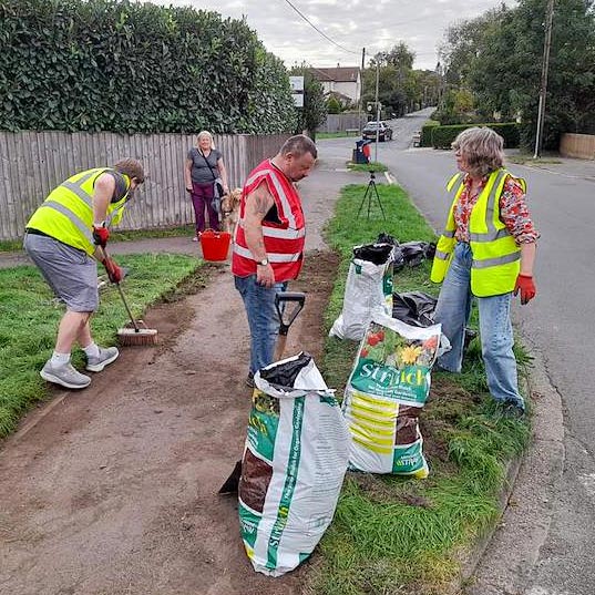 Prestwood Community Association clearing pavements around Gryms Dyke and Honor Road